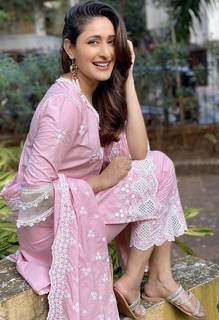 Pragya Jaiswal feet photo thumbnail