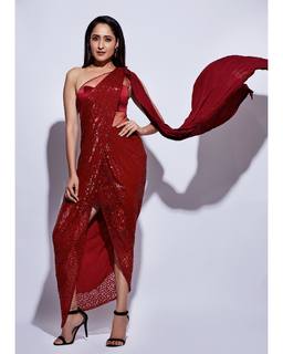 Pragya Jaiswal feet photo thumbnail