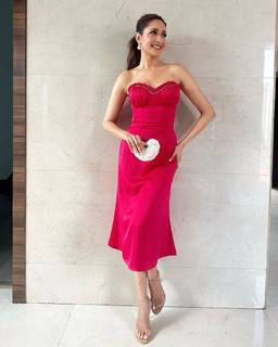 Pragya Jaiswal feet photo thumbnail