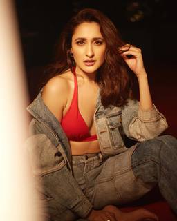 Pragya Jaiswal feet photo thumbnail