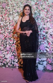 Pragya Jaiswal feet photo thumbnail