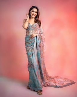 Pragya Jaiswal feet photo thumbnail