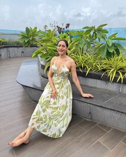 Pragya Jaiswal feet photo thumbnail