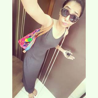 Prajakta Koli feet photo thumbnail