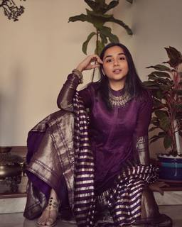 Prajakta Koli feet photo thumbnail