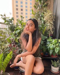 Prajakta Koli feet photo thumbnail