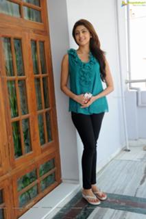 Pranitha feet photo 20
