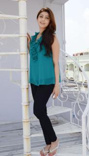 Pranitha feet photo 17