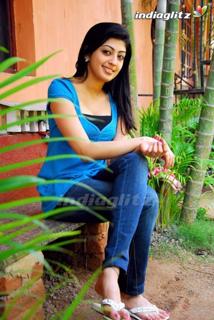 Pranitha feet photo 4