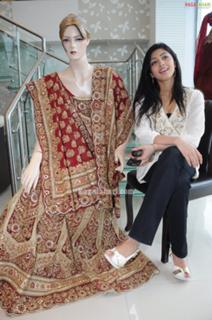 Pranitha feet photo 3