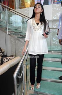 Pranitha feet photo 1