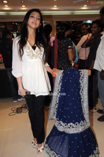 Pranitha feet photo 19