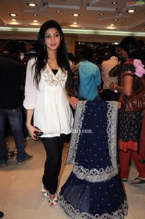 Pranitha feet photo 18