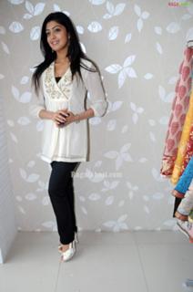 Pranitha feet photo 15