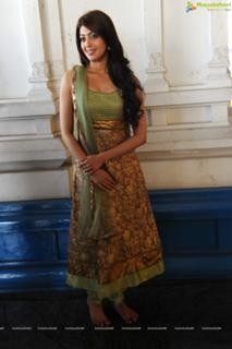Pranitha feet photo 9
