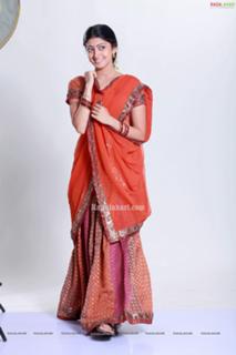 Pranitha feet photo 7