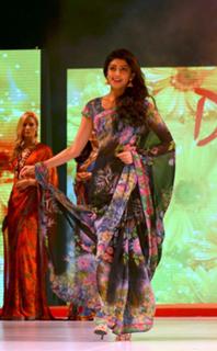 Pranitha feet photo 12