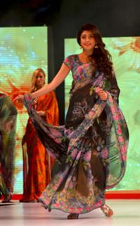 Pranitha feet photo 11