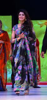 Pranitha feet photo 10