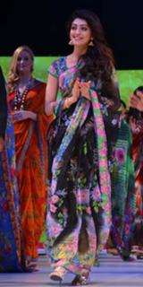 Pranitha feet photo 9