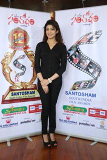 Pranitha feet photo 5