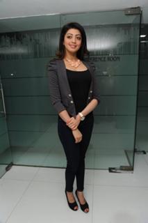 Pranitha feet photo 20