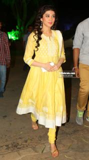 Pranitha feet photo 15