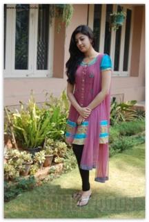 Pranitha feet photo 3