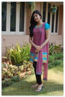 Pranitha feet photo 1