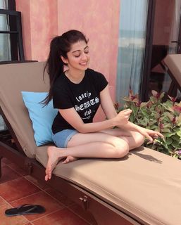 Pranitha feet photo 10
