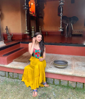 Pranitha feet photo 8