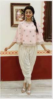 Pranitha feet photo 13
