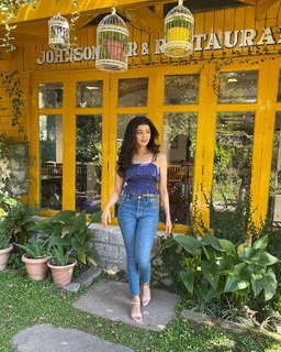 Pranitha feet photo 11