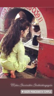 Pranitha feet photo 5