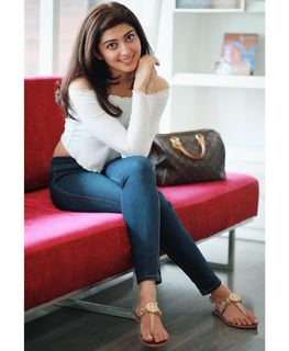 Pranitha feet photo 19