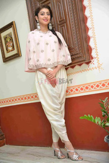 Pranitha feet photo 15