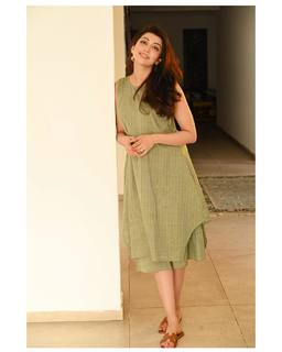 Pranitha feet photo 12