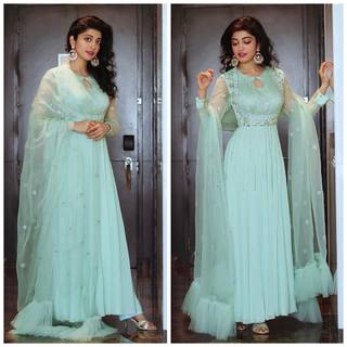 Pranitha feet photo 20