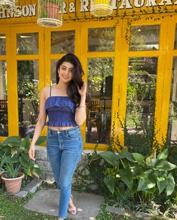 Pranitha feet photo 19