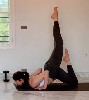 Pranitha feet photo 16