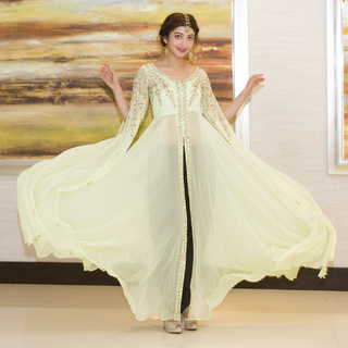 Pranitha feet photo 15