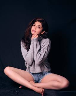Pranitha feet photo 14
