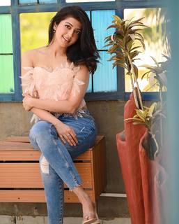 Pranitha feet photo 11