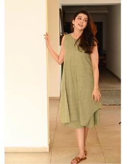 Pranitha feet photo 10