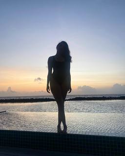 Pranitha feet photo 4