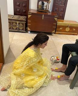 Pranitha feet photo 3