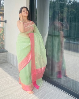 Pranitha feet photo 12