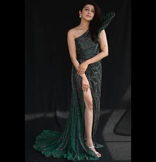 Pranitha feet photo 4