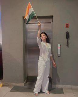 Pranitha feet photo 20