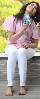 Pranitha feet photo 19